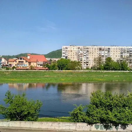 Domovik просторная с видом на горы Apartment Mukacheve